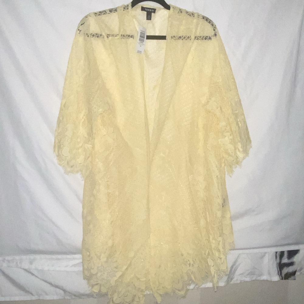Torrid Boho Scallop Eyelash Lace Kimono Caftan Topper Soft Yellow Floral 3/4